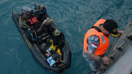 Les &eacute;quipes de recherches de l'&eacute;pave de l'avion d'AirAsia sont sur la piste des bo&icirc;tes noires, vendredi 9 janvier 2015, en mer de Java. (ADEK BERRY / AFP)