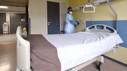 Une soignante installe un lit dans une chambre pour l'arrivée d'un patient atteint du Covid-19, à la polyclinique de Gentilly (Val-de-Marne), le 30 octobre 2020. (ALEXANDRE MARCHI / MAXPPP)