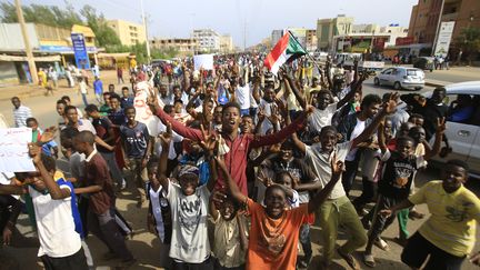 Des Soudanais rassemblés à Khartoum, le 1er août 2019, pour protester après la mort de six manifestants à Al-Obeid, trois jours plus tôt. (ASHRAF SHAZLY / AFP)