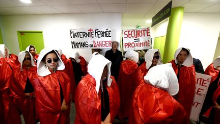 Un collectif manifeste contre la fermeture de la maternité du Blanc (Indre), le 9 octobre 2018, à Orléans (Loiret). (MAXPPP)