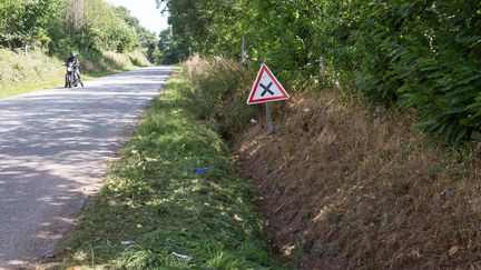 Le foss&eacute; dans lequel a &eacute;t&eacute; retrouv&eacute; le v&eacute;hicule qui transportait 14 mineurs, le 2 ao&ucirc;t 2015, &agrave; Rohan (Morbihan). Quatre jeunes sont morts dans l'accident. (MAXPPP)