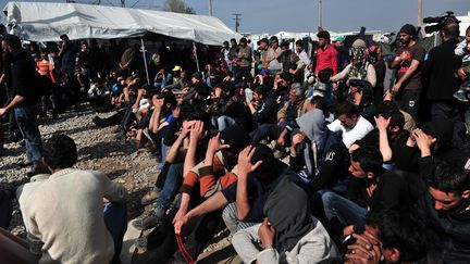 Face-à-face tendu entre migrants et policiers à la frontière grecque