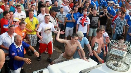 La police anti-émeute face à des manifestants loyalistes dans le nord de Belfast, en Irlande du Nord, le 13 Juillet 2013. (AFP PHOTO / PETER MUHLY)