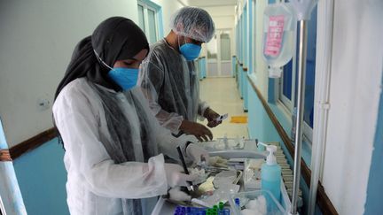 Le 28 décembre 2020 à l'hôpital de Boumerdès, où sont soignés les malades diagnostiqués positifs au Covid-19 de la province.&nbsp;L'Algérie se prépare à recevoir le vaccin russe Spoutnik V.&nbsp; (Mousaab Rouibi / ANADOLU AGENCY / Anadolu Agency via AFP)