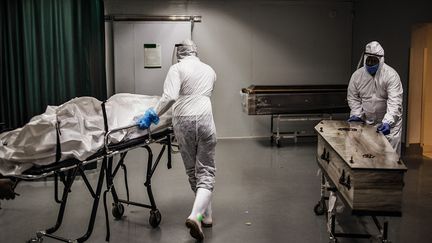 Avbob, l'une des plus importantes entreprises funéraires du pays, reçoit 40% de corps en plus en raison du Covid-19. Dans les morgues, des centaines de cadavres attendent d'être enterrés ou incinérés. Plus de la moitié sont des victimes du virus. A Johannesburg, les frigos sont presque pleins.&nbsp; &nbsp;&nbsp; (MARCO LONGARI / AFP)