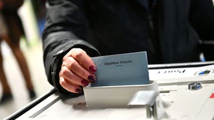 Une électrice vote au second tour de l'élection présidentielle, à Brive (Corrèze) le 24 avril 20222 (ST?PHANIE PARA / MAXPPP)