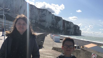 Louna et Kilian, nos deux guides au Tréport. (INGRID POHU / RADIO FRANCE)