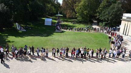 Des personnes attendent d'accéder au palais de l'Elysée pour les Journées du patrimoine, le 21 septembre 2019. (DOMINIQUE FAGET / AFP)