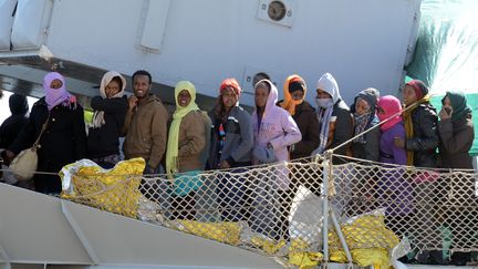 Un bateau de migrants arrive &agrave; Messine en Italie le 18 avril 2015. (GIOVANNI ISOLINO / AFP)