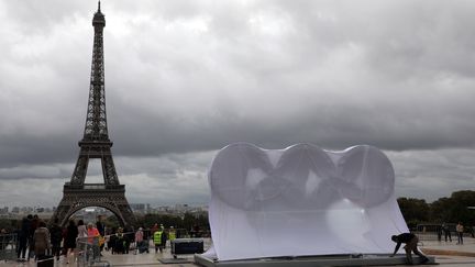 Préparation des festivités pour la nomination de Paris comme ville hôte des Jeux Olympiques de 2024 sur l'Esplanade du Trocadéro. (LUDOVIC MARIN / AFP)