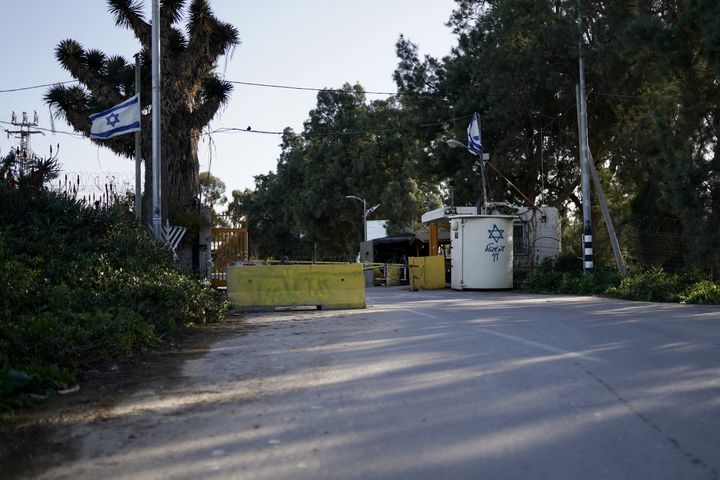 The entrance to the Nir Oz kibbutz, through which the Hamas terrorists passed, is now guarded by the Israeli army.  (PIERRE-LOUIS CARON / FRANCEINFO)