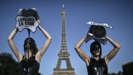 Des militantes de PETA se sont déversés sur la tête des seaux remplis de&nbsp;"boue toxique"&nbsp;noirâtre pour&nbsp;"rappeler aux acteurs de la mode du monde entier que le cuir est une sale affaire", le 23 septembre 2019 (STEPHANE DE SAKUTIN / AFP)