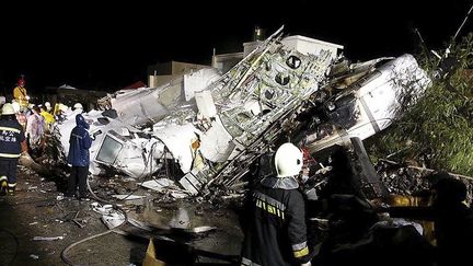 La carcasse de l'avion de la&nbsp;TransAsia Airways, le 23 juillet 2014.&nbsp; (REUTERS)