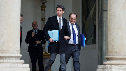 Le Premier ministre, Gabriel Attal, et son directeur de cabinet, Emmanuel Moulin, quittent le palais de l'Elysée, à Paris, le 12 janvier 2024. (LUDOVIC MARIN / AFP)