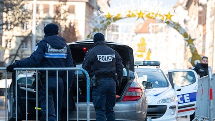 Des policiers à Strasbourg (Bas-Rhin) sur les lieux de l'attentat, le 13 décembre 2018. (SEBASTIAN GOLLNOW / DPA / AFP)