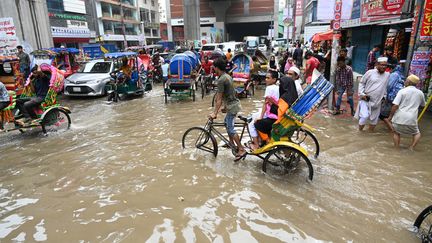 Le 3 septembre 2024, les rues de Dacca (Bangladesh) étaient toujours inondées, à la suite des fortes pluies survenues fin août. (STR / NURPHOTO)