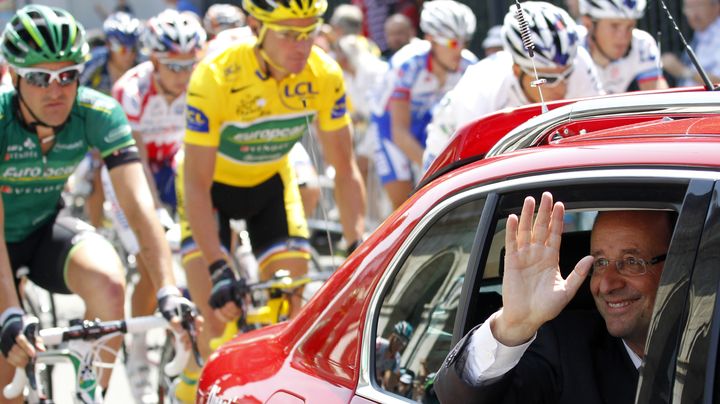 Fran&ccedil;ois Hollande salue la foule devant le maillot jaune Thomas Voeckler, lors de la 14e &eacute;tape du Tour de France, entre Saint-Gaudens et le plateau de Beille, le 16 juillet 2011.&nbsp; (JOEL SAGET / AFP)