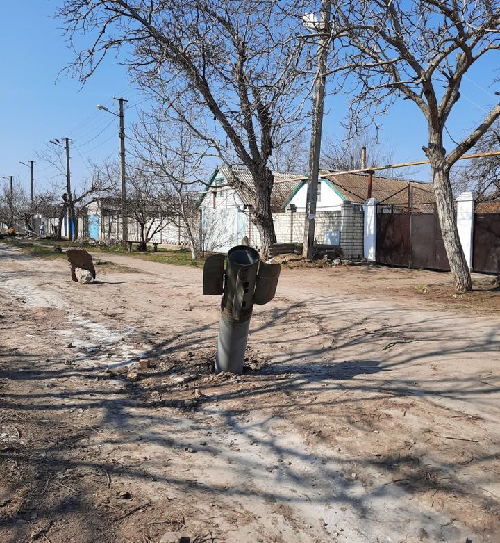 Une roquette est plantée au milieu d'une route en terre, près des habitations du quartier modeste de Koulbakino, à&nbsp;Mykolaïv, dans le sud de l'Ukraine, le 27 mars 2022. (ERIC AUDRA / FRANCEINFO)