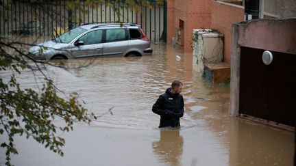 Un habitant du Muy, une commune du Var inondée pour la troisième fois en moins de dix ans, le 24 novembre 2019. (PHILIPE ARNASSAN / MAXPPP)