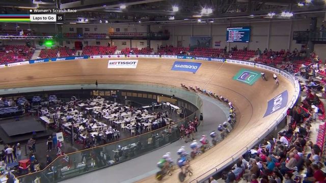 Après de 10 km de course, l'Italienne Martina Fidanza remporte le premier titre de ces Championnats du monde de cyclisme sur piste à Saint-Quentin-en-Yvelines et réalise le doublé suite à son sacre de l'an dernier à Roubaix.