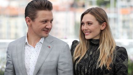 Les acteurs américains Jeremy Renner et Elizabeth Olsen sont à Cannes pour défendre le film "Wind River" présenté dans la catégorie Un Certain Regard.
 (Valéry Hache / AFP)