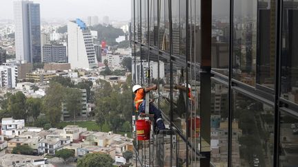 Lima, au Pérou, le 28 mai 2012: exercice de haut vol pour cet ouvrier. (REUTERS/Mariana Bazo)