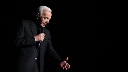 Le chanteur Charles Aznavour lors d'un concert le 13 décembre 2017 à Paris.&nbsp; (ERIC FEFERBERG / AFP)