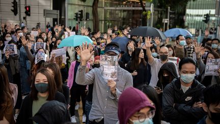 Des manifestants prodémocratie se sont rassemblés,&nbsp;dans la région de Kwun Tong, à Hong Kong, le 27 novembre 2019.&nbsp; (NICOLAS ASFOURI / AFP)