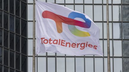 Le siège social de TotalEnergies à La Défense près de Paris, le 17 mars 2022. (VINCENT ISORE / MAXPPP)