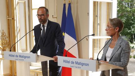 Edouard Philippe et Elisabeth Borne, le 7 mai 2018, à Matignon, à Paris.&nbsp; (PHILIPPE WOJAZER / AFP)