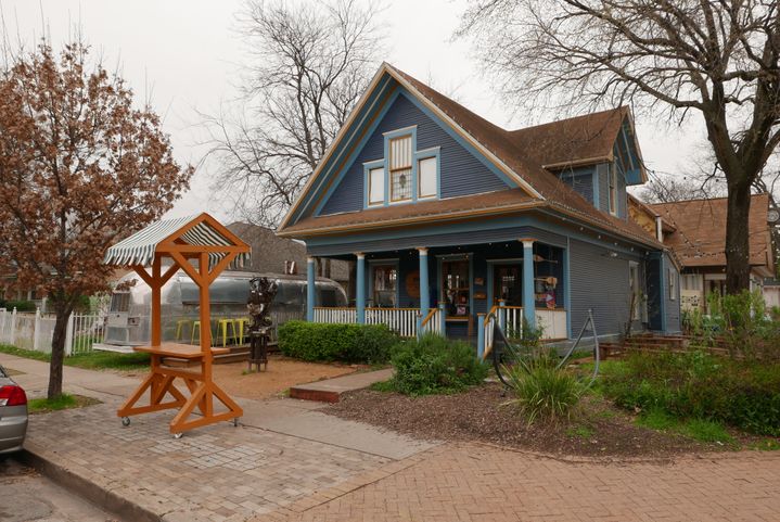 Une maison du quartier branché Bishop&nbsp;Arts&nbsp;District de Dallas, connu pour sa vie nocturne éclectique, ses boutiques de mode chics et indépendantes, ainsi que ses œuvres d'art urbain colorées&nbsp; (EMMANUEL LANGLOIS / RADIO FRANCE)