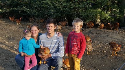 Hélène Delmas et sa famille sur leur exploitation de&nbsp;poulets bio, dans le Lauragais, près de Toulouse.&nbsp; (TOUS DROITS RÉSERVÉS)