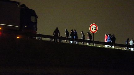 Des migrants sur la rocade de Calais, le 29 avril 2016. (MAXPPP)