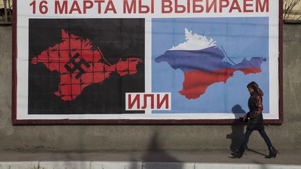 Une affiche appelle &agrave; participer au r&eacute;f&eacute;rendum sur l'ind&eacute;pendance de la Crim&eacute;e &agrave; Sevastopol (Ukraine), le 10 mars 2014. (BAZ RATNER / REUTERS)