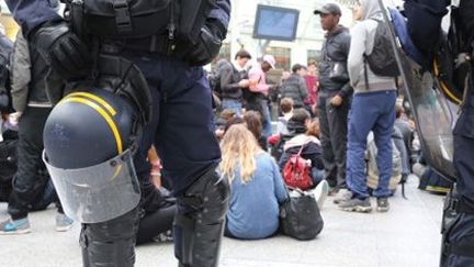 Le 7 novembre 2013, gare de Lyon à Paris, des policiers entourent des jeunes après une manifestation contre l'expulsion d'étudiants sans papiers. (AFP - Citizenside - Anthony Deperraz)