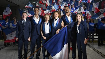 David Lappartient, Alexis Hanquinquant, Nantenin Keïta, Mélina Robert-Michon, Florent Manaudou (les quatre porte-drapeaux) et Marie-Amélie Le Fur, dans le hall de France Télévisions, à Paris, le vendredi 12 juillet. (KMSP/AFP)