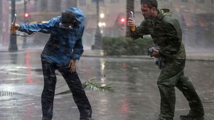 Des &eacute;tudiants de l'universit&eacute; d'Alabama mesurent la force du vent lors du passage de l'ouragan Isaac &agrave; La Nouvelle-Orl&eacute;ans (Louisiane), le 29 ao&ucirc;t 2012. (ERIC GAY / AP / SIPA)