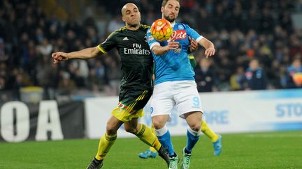 Gonzalo Higuain à la lutte avec Alex (FRANCO ROMANO / NURPHOTO)