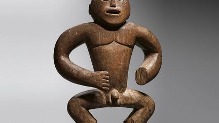 Avec ses courtes jambes fléchies, ses larges épaules et l’ample courbe dessinée par les bras, cette sculpture kantana dégage une impression de puissance qui lui vaut d’être surnommée "le lutteur" par ses propriétaires. Originaire de la moyenne Bénoué (Nigeria), elle se démarque de la statuaire plus raide de cette région par son attitude dynamique. (PRET D’EWA ET YVES DEVELON. PHOTO HUGUES DUBOIS - BRUXELLES PARIS)