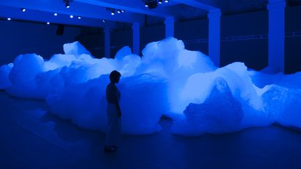 Les nuages de Kohei Nawa, "Foam", s’élèvent jusqu’à quatre mètres de haut
 (Graziella Antonini)