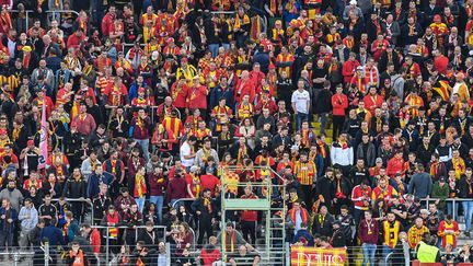 Des supporters du RC Lens, le 1er avril 2019 au stade Bollaert (Pas-de-Calais). (DENIS CHARLET / AFP)