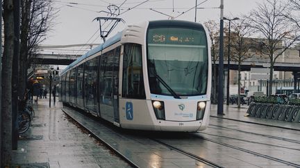 Un tramway à la station Porte-de-Vincennes, à Paris, le 23 novembre 2023. (BENOIT DURAND / HANS LUCAS / AFP)