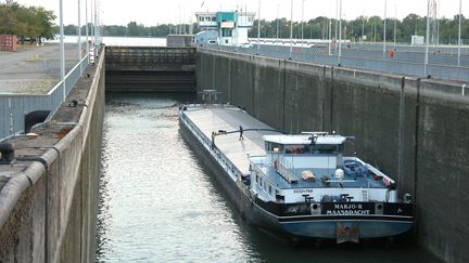 Une péniche de transport de frêt en manœuvre dans l'écluse de Gambsheim, sur le Rhin en Alsace. (JEAN-MARC LOOS / MAXPPP)