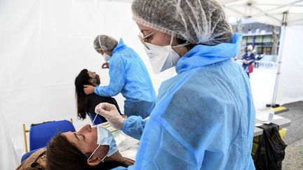 Une femme&nbsp;passe un test pour la détection du Covid-19, le 31 août 2020 à Montreuil, en Seine-Saint-Denis. (ALAIN JOCARD / AFP)