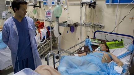 A l'hôpital de Misrata, le 17 avril 2011, un docteur visite un enfant blessé à la tête par un obus. (AFP - Odd Andersen)