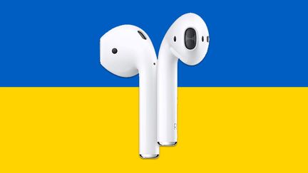 Des AirPods d'Apple comme ceux-ci, volés à un Ukrainien près de Kiev, ont permis de suivre le repositionnement d'une partie de l'armée russe avant l'offensive dans le Donbass. (APPLE / FRANCEINFO)