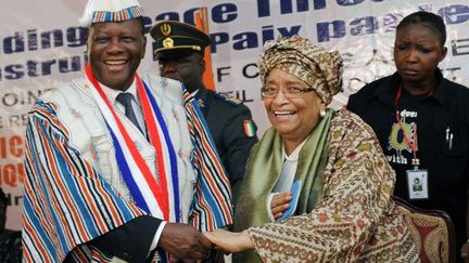 Ellen Johnson Sirleaf, prix Nobel de la Paix 2011 et présidente du Libéria, en compagnie d'Alassane Ouatarra, président de la Côte d'Ivoire. Leur pays sont parmi ceux qui progressent le plus à l'Index Ibrahim. (SIA KAMBOU / AFP)