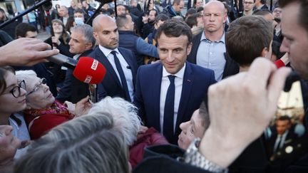 Emmanuel Macron à Carvin (Pas-de-Calais), le 11 avril 2022. (LUDOVIC MARIN / AFP)