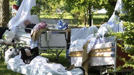 Des patients de l'h&ocirc;pital de Mirandola ont &eacute;t&eacute; &eacute;vacu&eacute;s apr&egrave;s le tremblement de terre qui a frapp&eacute; le nord de l'Italie, le 29 mai 2012. (MARCO VASINI / AP / SIPA)