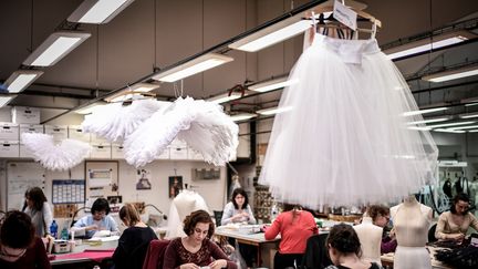 Les créateurs de costumes de l'Opéra de Paris travaillent sur des tutus, en janvier 2019. (STEPHANE DE SAKUTIN / AFP)